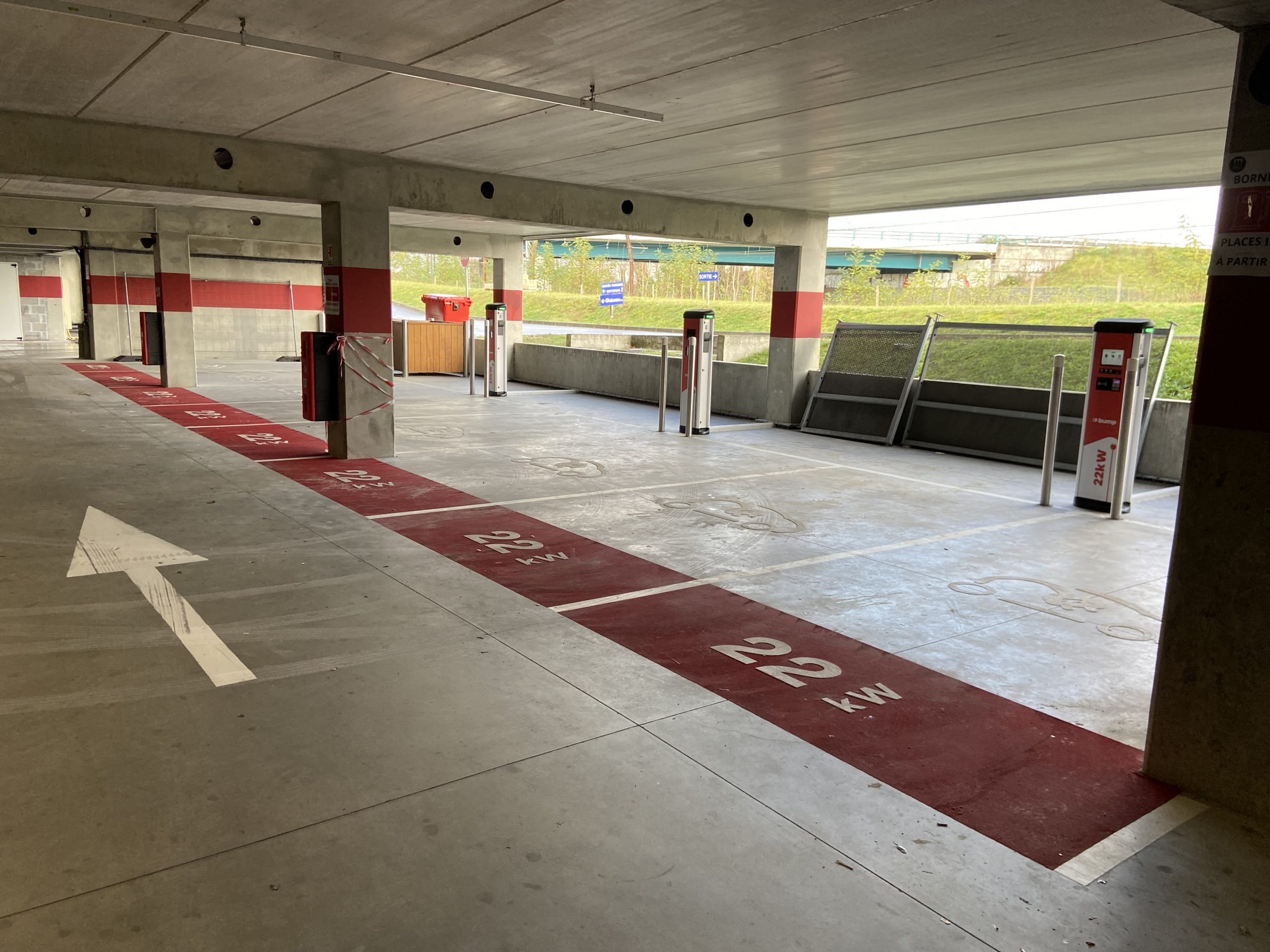Installation de bornes IRVE par SDEL Réseaux Landes