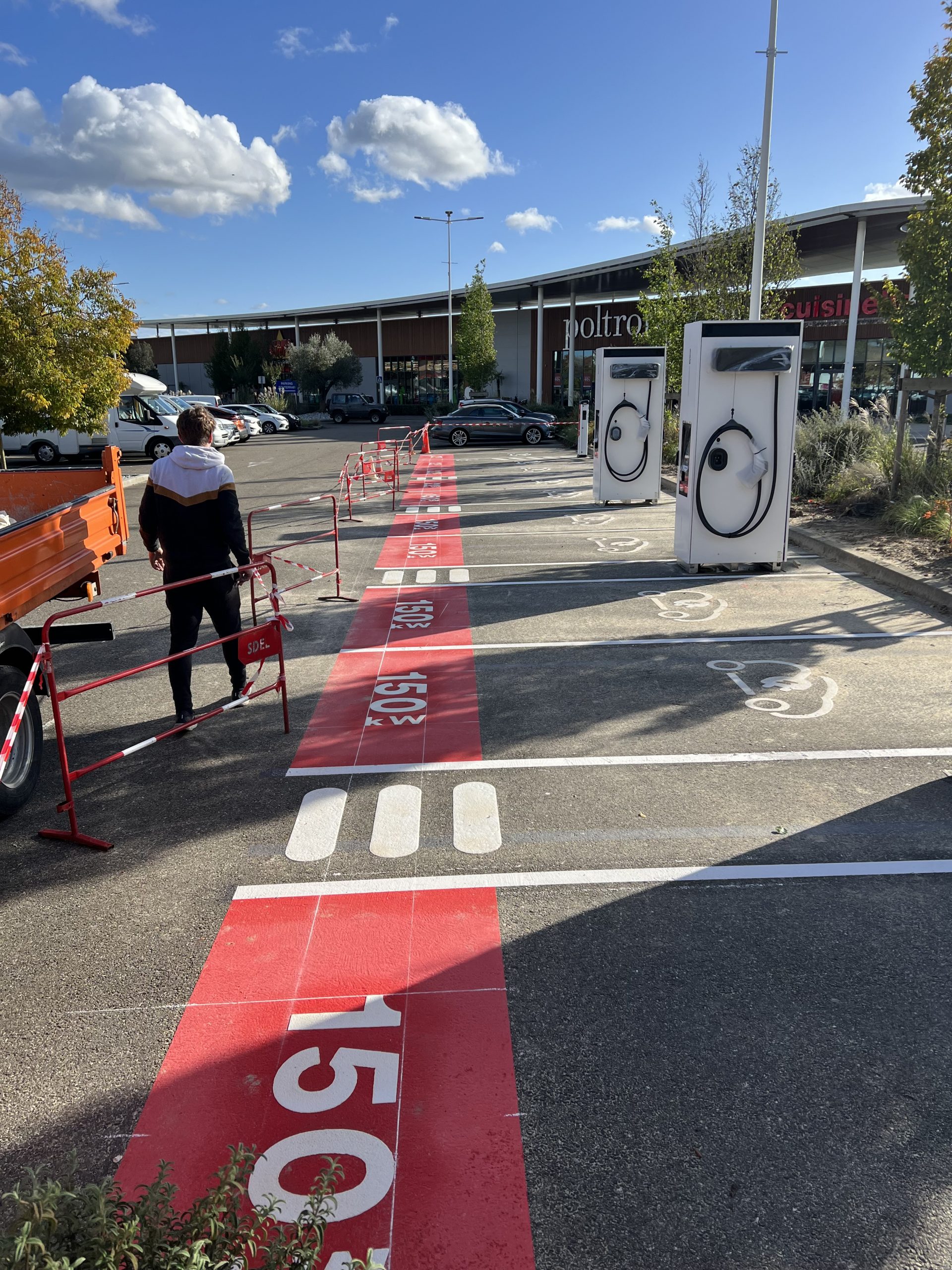 Installation de bornes IRVE par SDEL Réseaux Landes