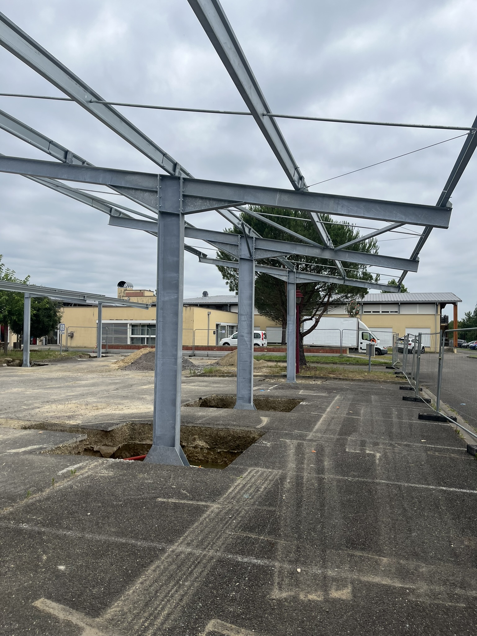 Construction d'une structure en panneaux photovoltaïques sur parking