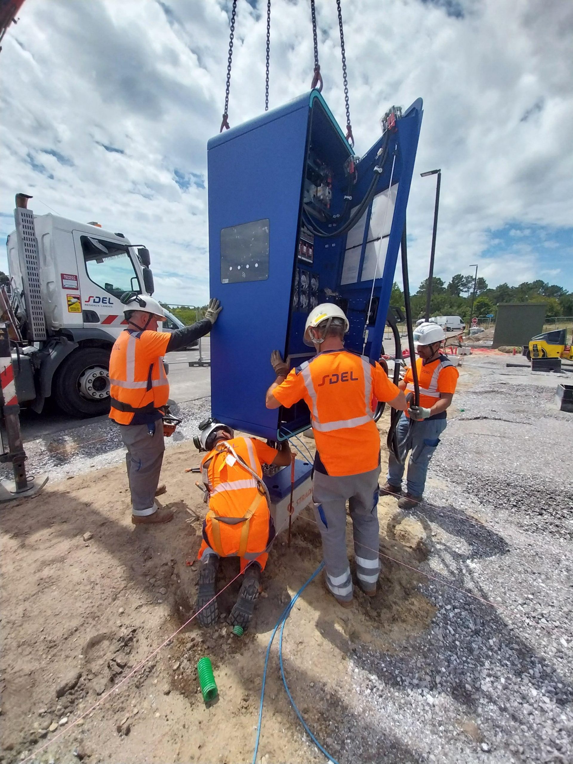 Installation de bornes IRVE par SDEL Réseaux Landes