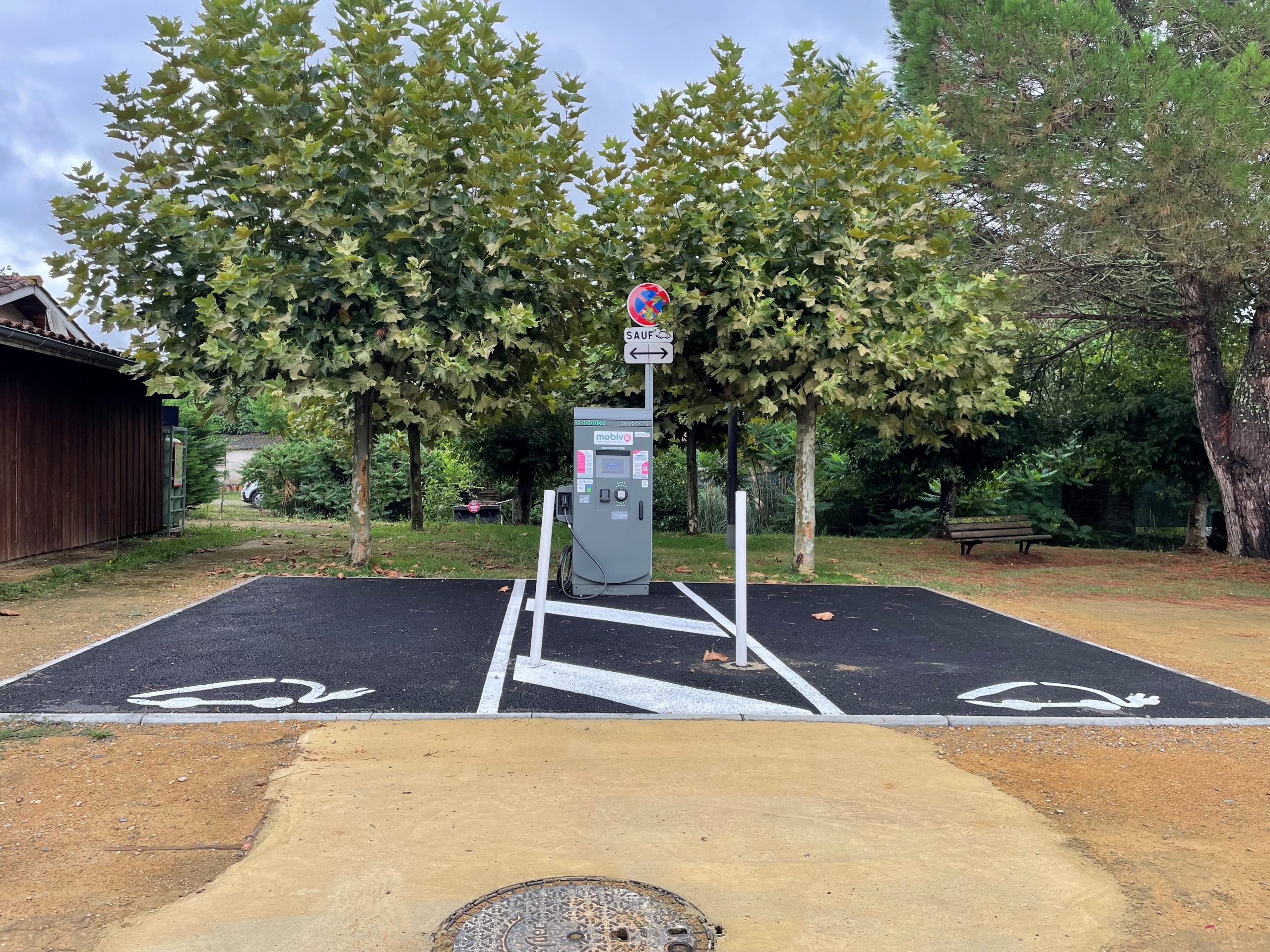 Installation de bornes IRVE par SDEL Réseaux Landes