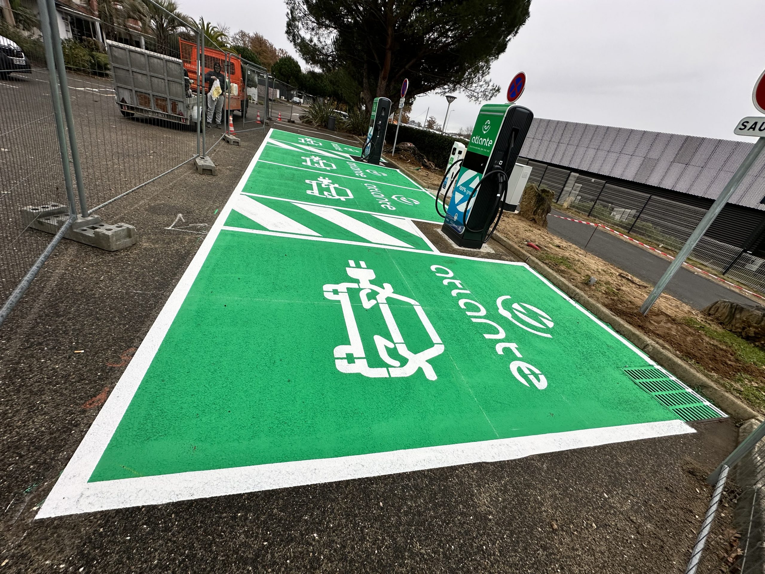 Installation de bornes IRVE par SDEL Réseaux Landes